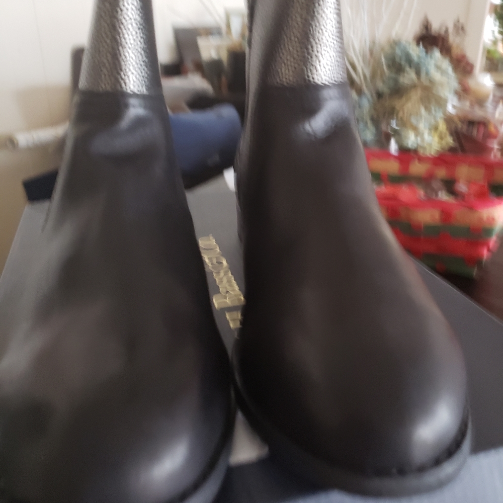 Boots - Picture 3 of 6